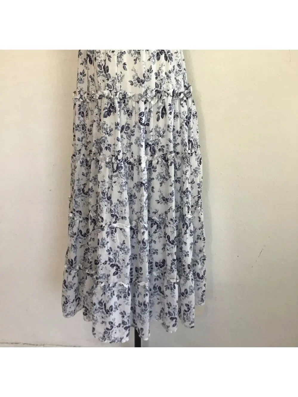 Moon River Women Elegant White Blue Floral Tiered Backyard Party Maxi Dress M